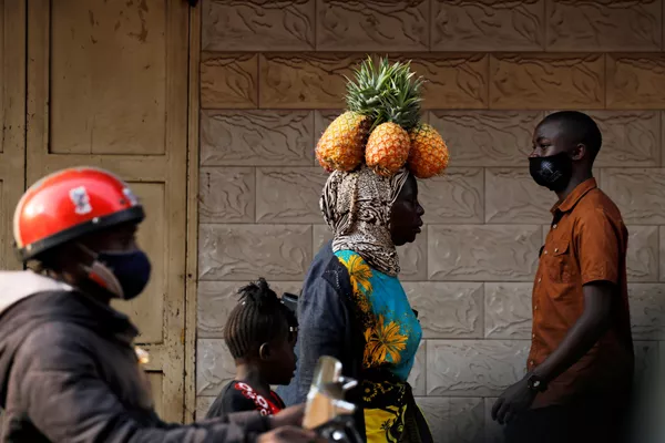 Người phụ nữ đội dứa trên đầu ở Kampala, Uganda Người phụ nữ đội dứa trên đầu ở Kampala, Uganda - Sputnik Việt Nam
