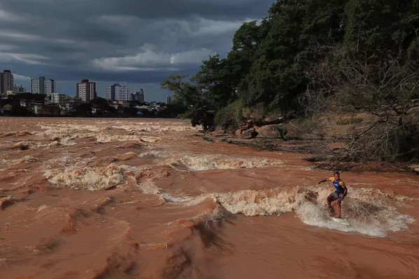 Lướt sóng trên sông trong mùa mưa ở Brazil Lướt sóng trên sông trong mùa mưa ở Brazil - Sputnik Việt Nam