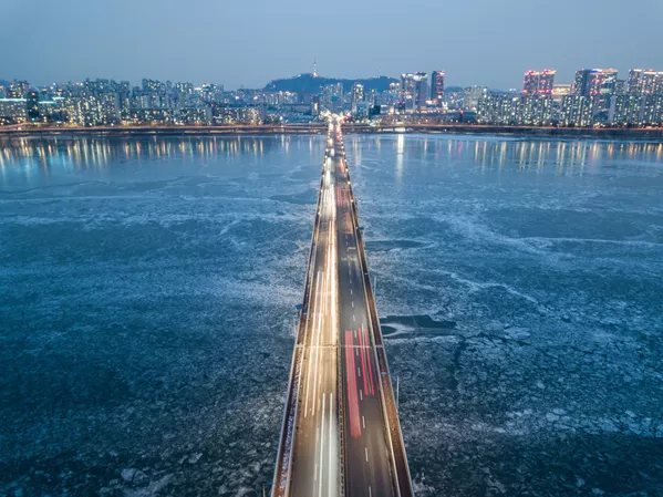 Cầu bắc qua sông Hàn đóng băng, Seoul Cầu bắc qua sông Hàn đóng băng, Seoul - Sputnik Việt Nam