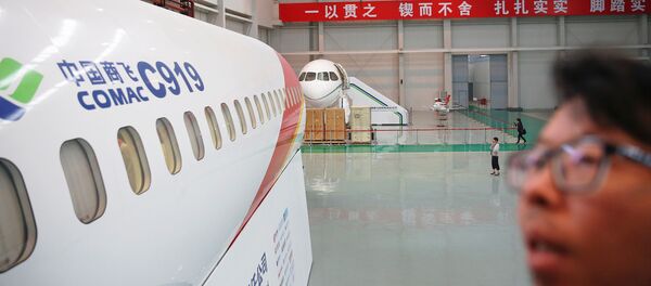 Máy bay chở khách C919 tại trung tâm sản xuất và lắp ráp COMAC ở Thượng Hải. - Sputnik Việt Nam