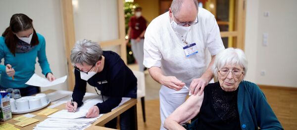 Tiêm phòng tại một viện dưỡng lão ở Burgbernheim, Đức. - Sputnik Việt Nam