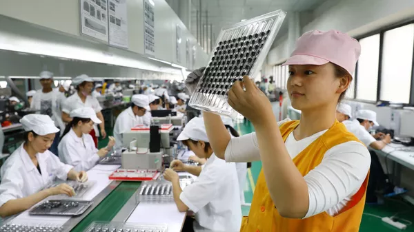 Công nhân tại nhà máy sản xuất động cơ siêu thanh của Trung Quốc ở Hoài Bắc. - Sputnik Việt Nam