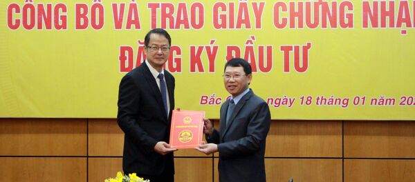 Chủ tịch UBND tỉnh Bắc Giang Lê Ánh Dương (phải) trao Giấy chứng nhận đăng ký đầu tư cho Dự án “Nhà máy Fukang Technology” của nhà đầu tư Foxconn Singapore PTE Ltd. - Sputnik Việt Nam