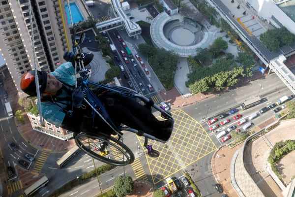 Kinh ngạc: Ngồi xe lăn leo dọc tòa nhà chọc trời 250 mét Kinh ngạc: Ngồi xe lăn leo dọc tòa nhà chọc trời 250 mét - Sputnik Việt Nam