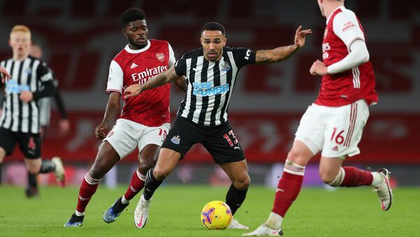 Cầu thủ bóng đá Thomas Partey của Arsenal đang cố gắng cướp bóng từ cầu thủ Callum Wilson của Newcastle United   - Sputnik Việt Nam