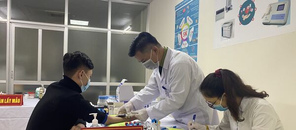 Các tình nguyện viên được kiểm tra sức khoẻ trước khi tiêm mũi vaccine ngừa COVID-19 Nano Covax nhóm liều 50mcg. - Sputnik Việt Nam