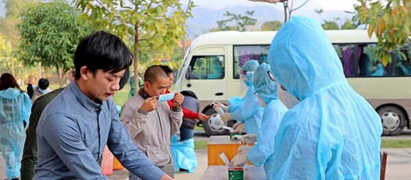 Công dân về từ Pháp rửa tay sát khuẩn tại khu cách ly tập trung. - Sputnik Việt Nam