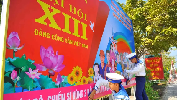 Các chiến sĩ Vùng 2 Hải quân trang trí, tuyên truyền, cổ động bằng pa nô về Đại hội đại biểu toàn quốc lần thứ XIII của Đảng. - Sputnik Việt Nam