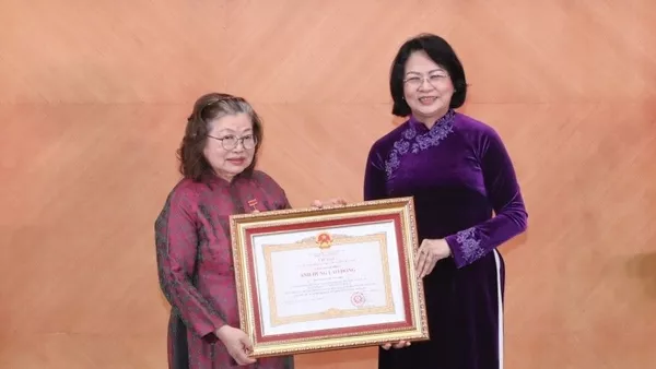 Phó Chủ tịch nước Đặng Thị Ngọc Thịnh dự Lễ đón nhận danh hiệu Anh hùng Lao động thời kỳ đổi mới của TTND.GS.TS Huỳnh Thị Phương Liên - Sputnik Việt Nam
