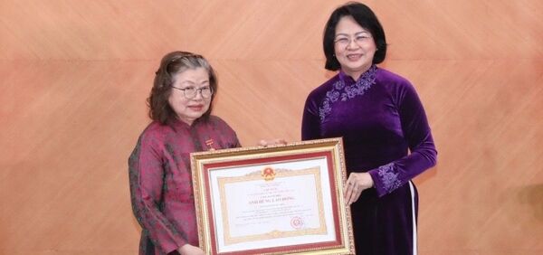 Phó Chủ tịch nước Đặng Thị Ngọc Thịnh dự Lễ đón nhận danh hiệu Anh hùng Lao động thời kỳ đổi mới của TTND.GS.TS Huỳnh Thị Phương Liên Phó Chủ tịch nước Đặng Thị Ngọc Thịnh dự Lễ đón nhận danh hiệu Anh hùng Lao động thời kỳ đổi mới của TTND.GS.TS Huỳnh Thị Phương Liên - Sputnik Việt Nam