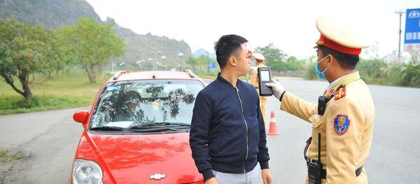 Công an huyện Hoa Lư kiểm tra nồng độ cồn với lái xe tham gia giao thông.  - Sputnik Việt Nam