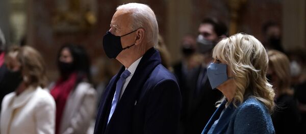 Joe Biden và vợ trong Thánh lễ tại Nhà thờ St. Thánh Tông đồ Matthêu trước lễ nhậm chức. 20 tháng 1 năm 2021 - Sputnik Việt Nam