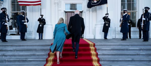 Tổng thống Hoa Kỳ Joe Biden và Đệ nhất phu nhân Jill Biden tới Nhà Trắng  - Sputnik Việt Nam