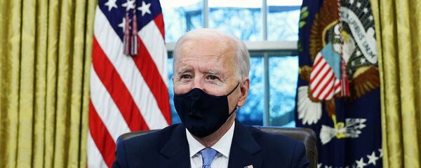 CHÚNG TA. Tổng thống Joe Biden ký lệnh hành pháp tại Phòng Bầu dục của Nhà Trắng ở Washington, sau khi ông nhậm chức Tổng thống thứ 46 của Hoa Kỳ, Hoa Kỳ, ngày 20 tháng 1 năm 2021. REUTERS / Tom Brenner - Sputnik Việt Nam