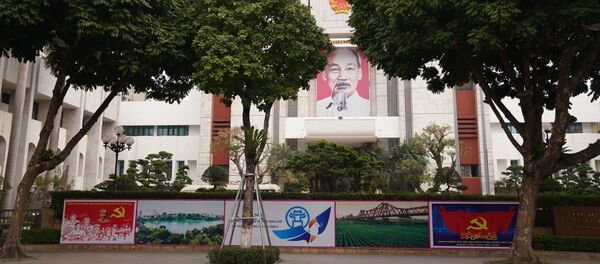 Đường phố Hà Nội trang hoàng chào mừng Đại hội ĐCSVN lần thứ 13  - Sputnik Việt Nam