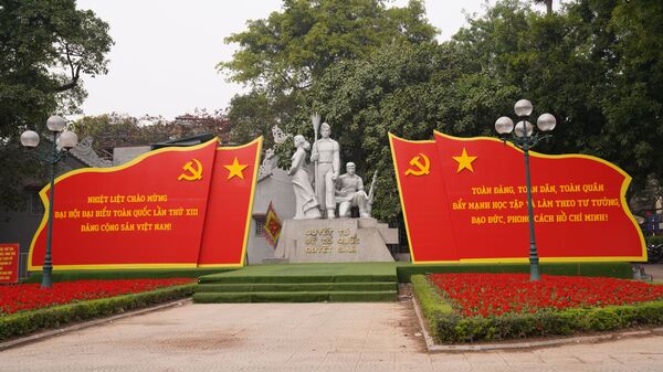 Tượng đài Cảm tử được trang hoàng chào mừng Đại hội Đảng Cộng sản Việt Nam lần thứ 13 - Sputnik Việt Nam