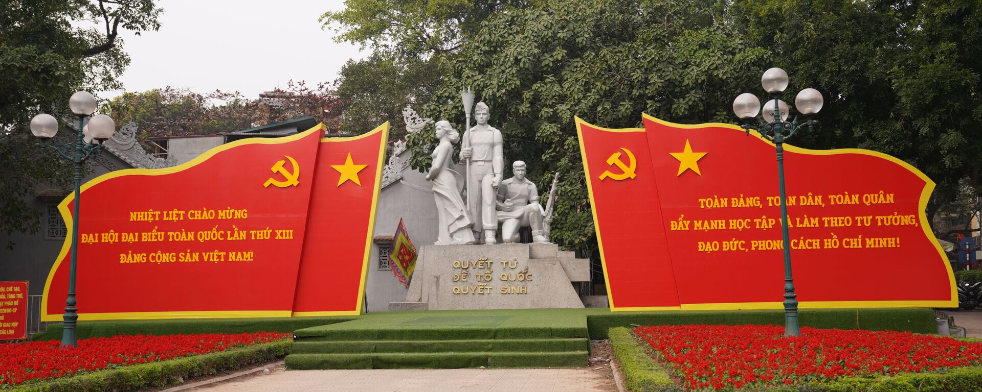 Tượng đài Cảm tử được trang hoàng chào mừng Đại hội Đảng Cộng sản Việt Nam lần thứ 13 - Sputnik Việt Nam, 1920, 10.07.2025