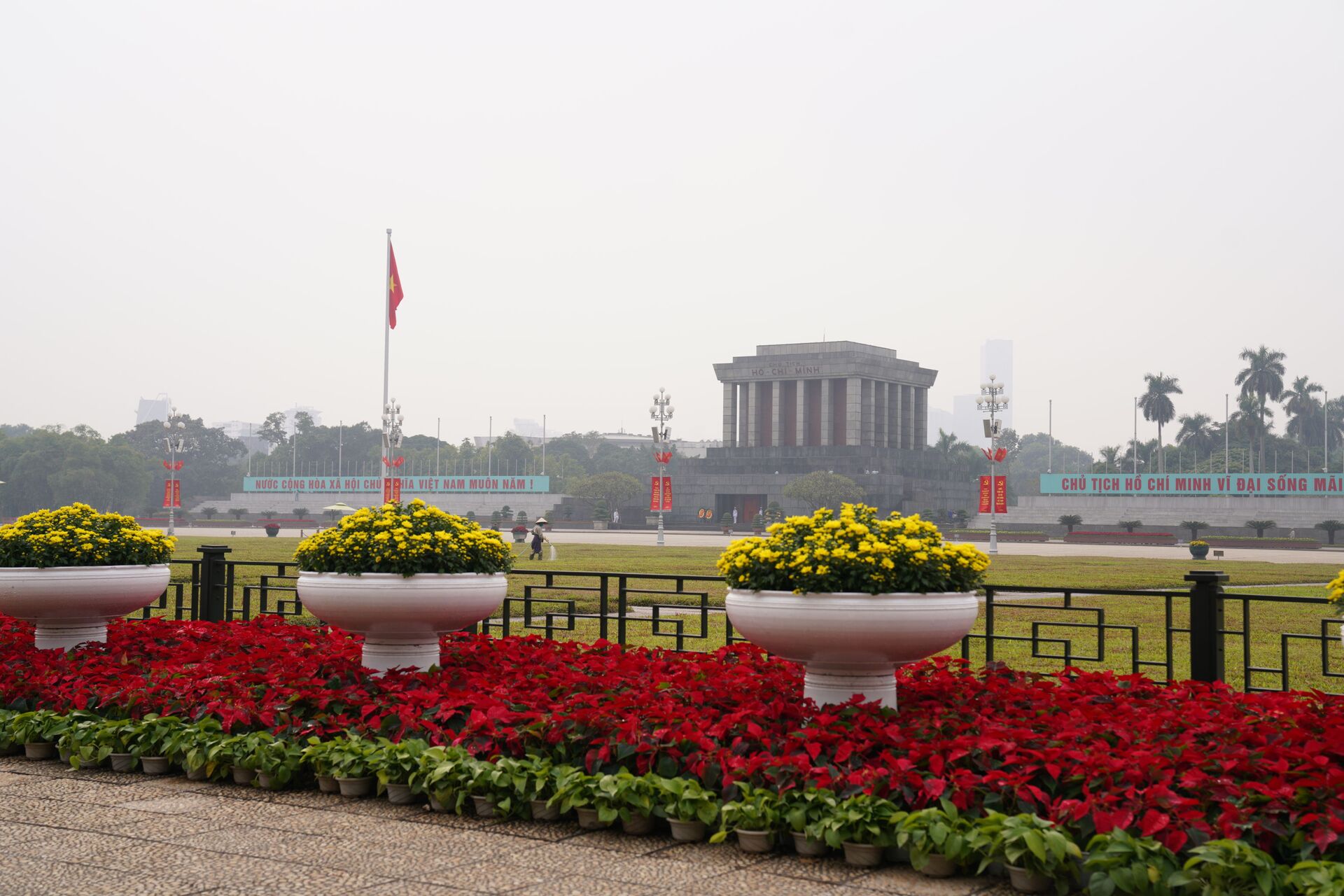 Lăng Chủ tịch Hồ Chí Minh được trang hoàng nhân dịp Đại hội Đảng Cộng sản Việt Nam lần thứ 13 - Sputnik Việt Nam, 1920, 22.08.2023