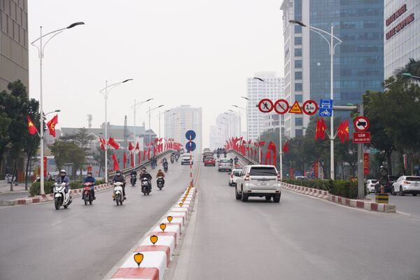 Giao thông trên đường phố Hà Nội trang hoàng chào mừng Đại hội Đảng Cộng sản Việt Nam lần thứ 13 - Sputnik Việt Nam