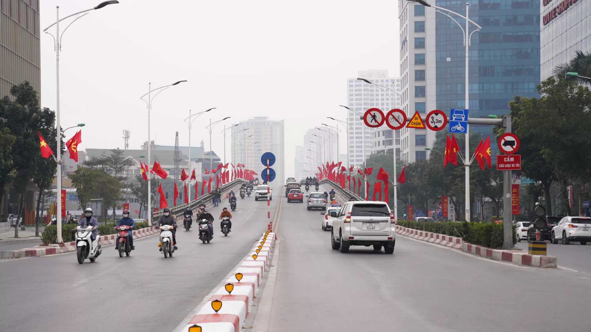 Giao thông trên đường phố Hà Nội trang hoàng chào mừng Đại hội Đảng Cộng sản Việt Nam lần thứ 13