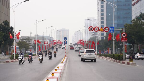 Giao thông trên đường phố Hà Nội trang hoàng chào mừng Đại hội Đảng Cộng sản Việt Nam lần thứ 13 - Sputnik Việt Nam