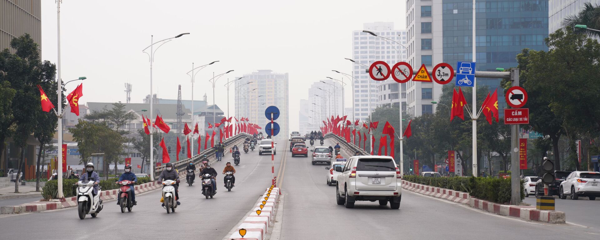 Giao thông trên đường phố Hà Nội trang hoàng chào mừng Đại hội Đảng Cộng sản Việt Nam lần thứ 13 - Sputnik Việt Nam, 1920, 20.06.2022