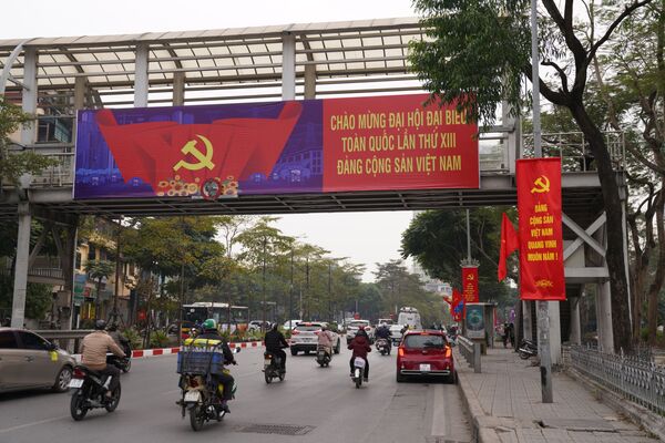 Giao thông trên đường phố Hà Nội trang hoàng chào mừng Đại hội Đảng Cộng sản Việt Nam lần thứ 13 - Sputnik Việt Nam