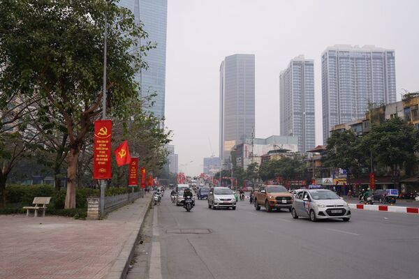 Giao thông trên đường phố Hà Nội trang hoàng chào mừng Đại hội Đảng Cộng sản Việt Nam lần thứ 13 - Sputnik Việt Nam