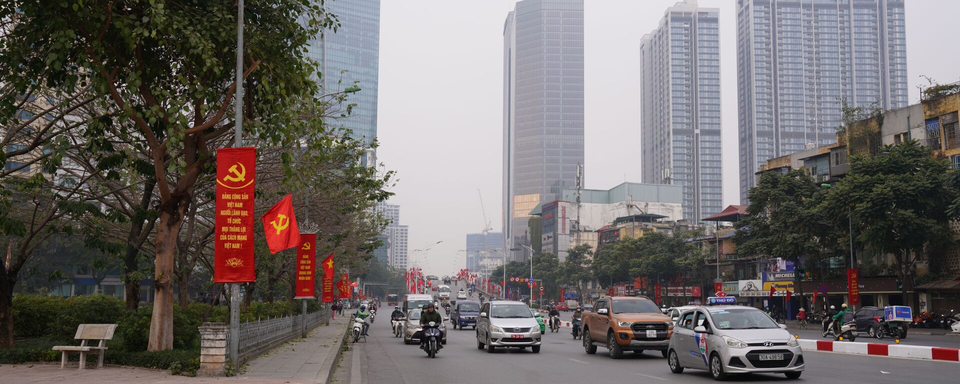 Giao thông trên đường phố Hà Nội trang hoàng chào mừng Đại hội Đảng Cộng sản Việt Nam lần thứ 13 - Sputnik Việt Nam, 1920, 16.06.2022