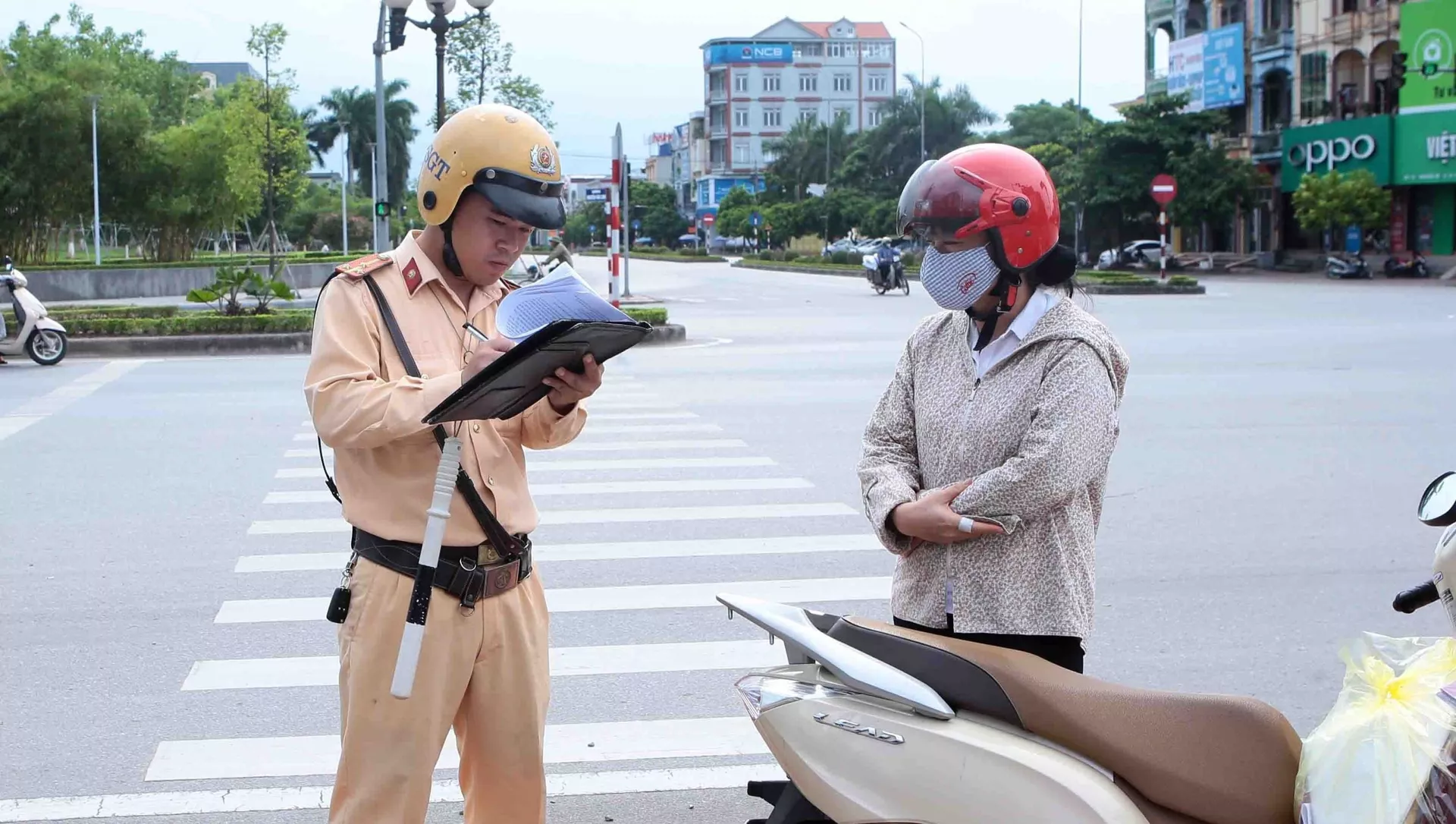 Lực lượng CSGT tỉnh Hưng Yên kiểm tra và xử lý chủ phương tiện vi phạm trật tự an toàn giao thông.