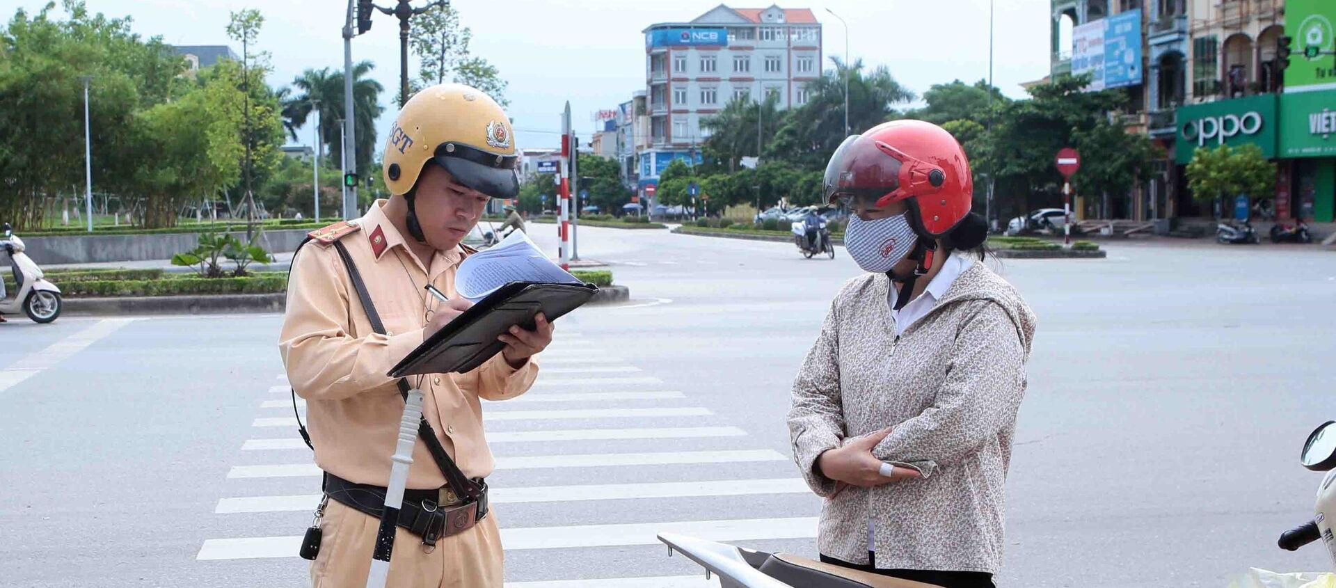 Lực lượng CSGT tỉnh Hưng Yên kiểm tra và xử lý chủ phương tiện vi phạm trật tự an toàn giao thông. - Sputnik Việt Nam, 1920, 21.01.2021