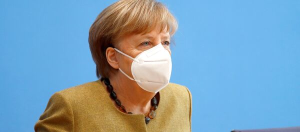 Thủ tướng Đức Angela Merkel rời đi sau một cuộc họp báo về tình hình hiện nay về sự lây lan của bệnh coronavirus (COVID-19), tại Berlin, Đức, ngày 21 tháng 1 năm 2021. - Sputnik Việt Nam