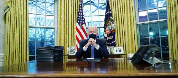 Tổng thống Hoa Kỳ Joe Biden ký lệnh hành pháp tại Phòng Bầu dục của Nhà Trắng ở Washington, sau khi ông nhậm chức Tổng thống thứ 46 của Hoa Kỳ, Hoa Kỳ, ngày 20 tháng 1 năm 2021. - Sputnik Việt Nam