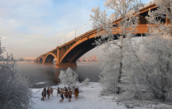 Người Anh kinh ngạc vì trẻ em Siberia rèn luyện thân thể trong thời tiết - 25 độ - Sputnik Việt Nam