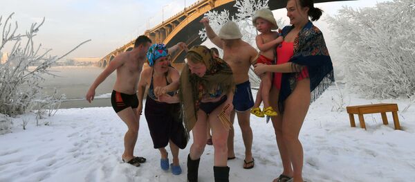 Các thành viên câu lạc bộ rèn luyện sức khỏe gia đình Krepysh bên bờ sông Yenisey ở Krasnoyarsk Các thành viên câu lạc bộ rèn luyện sức khỏe gia đình Krepysh bên bờ sông Yenisey ở Krasnoyarsk - Sputnik Việt Nam