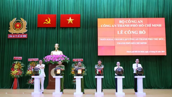 Các đại biểu thực hiện nghi thức triển khai thành lập Công an thành phố Thủ Đức - Sputnik Việt Nam