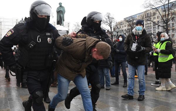 Các nhân viên thực thi pháp luật bắt giữ người tham gia cuộc biểu tình trái phép ủng hộ Alexei Navalny ở Moskva - Sputnik Việt Nam