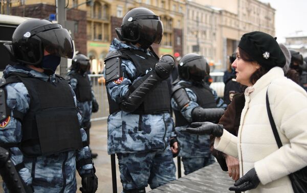 Các nhân viên thực thi pháp luật bắt giữ người tham gia cuộc biểu tình trái phép ủng hộ Alexei Navalny ở Moskva - Sputnik Việt Nam