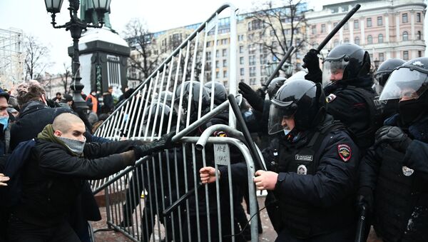 Các nhân viên thực thi pháp luật bắt giữ người tham gia cuộc biểu tình trái phép ủng hộ Alexei Navalny ở Moskva - Sputnik Việt Nam