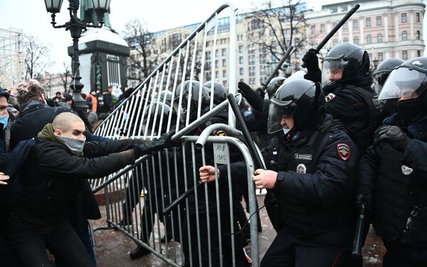 Các nhân viên thực thi pháp luật bắt giữ người tham gia cuộc biểu tình trái phép ủng hộ Alexei Navalny ở Moskva - Sputnik Việt Nam