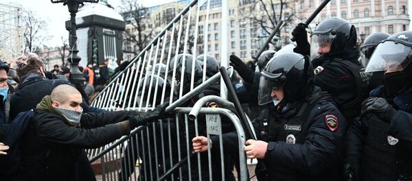 Các nhân viên thực thi pháp luật bắt giữ người tham gia cuộc biểu tình trái phép ủng hộ Alexei Navalny ở Moskva - Sputnik Việt Nam
