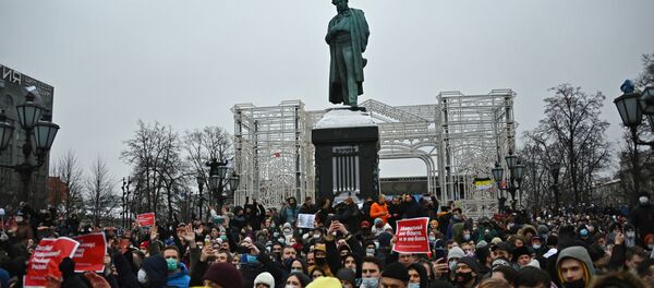 Các nhân viên thực thi pháp luật bắt giữ người tham gia cuộc biểu tình trái phép ủng hộ Alexei Navalny ở Moskva Các nhân viên thực thi pháp luật bắt giữ người tham gia cuộc biểu tình trái phép ủng hộ Alexei Navalny ở Moskva - Sputnik Việt Nam