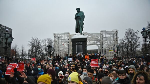 Các nhân viên thực thi pháp luật bắt giữ người tham gia cuộc biểu tình trái phép ủng hộ Alexei Navalny ở Moskva - Sputnik Việt Nam