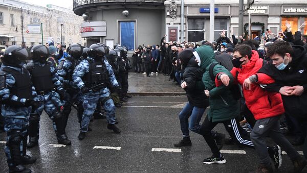 Các nhân viên thực thi pháp luật bắt giữ người tham gia cuộc biểu tình trái phép ủng hộ Alexei Navalny ở Moskva - Sputnik Việt Nam