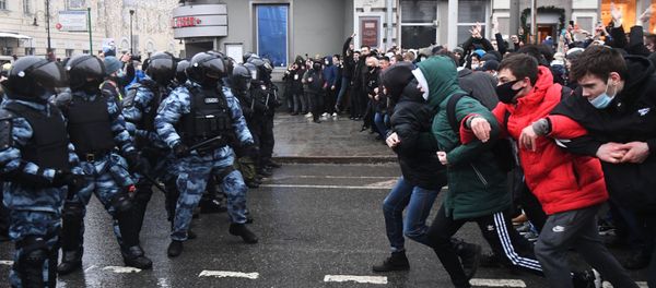 Các nhân viên thực thi pháp luật bắt giữ người tham gia cuộc biểu tình trái phép ủng hộ Alexei Navalny ở Moskva - Sputnik Việt Nam