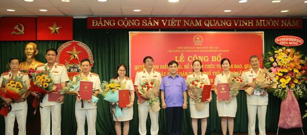Trao Quyết định cho lãnh đạo Viện kiểm sát nhân dân thành phố Thủ Đức. - Sputnik Việt Nam