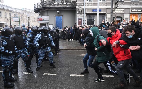 Сác nhân viên thực thi pháp luật và những người tham gia cuộc biểu tình trái phép ủng hộ Alexei Navalny ở Moskva - Sputnik Việt Nam