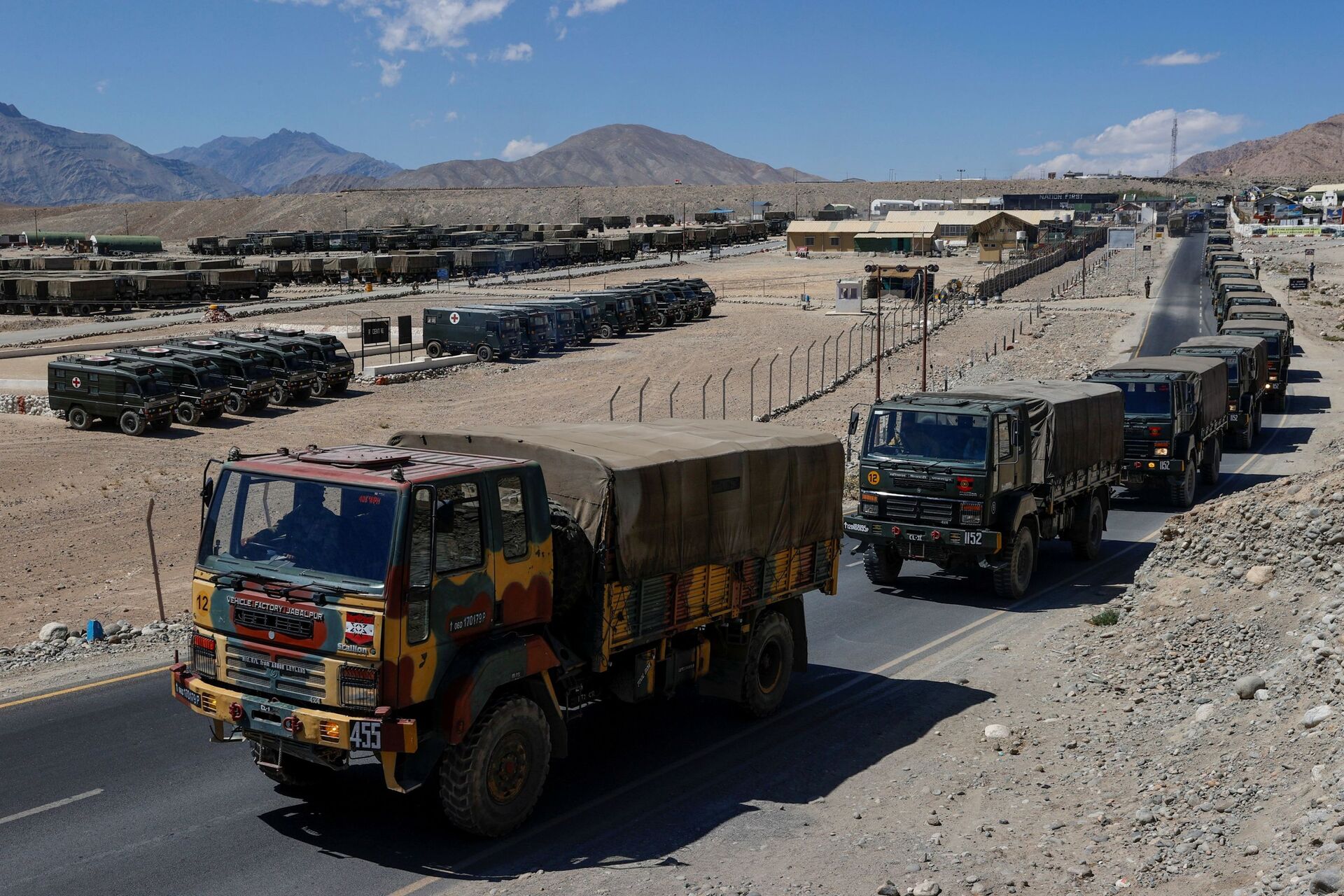 Xe tải quân sự của Ấn Độ ở Ladakh - Sputnik Việt Nam, 1920, 14.01.2022