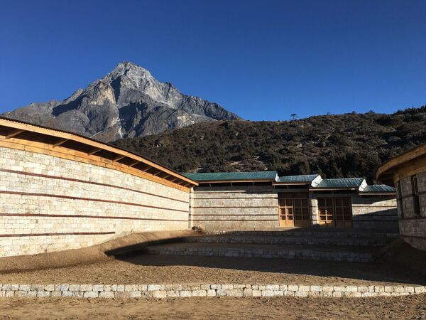 Các nhà hoạt động làm tác phẩm nghệ thuật từ rác thải trên đỉnh Everest và bán đấu giá ở châu Âu Các nhà hoạt động làm tác phẩm nghệ thuật từ rác thải trên đỉnh Everest và bán đấu giá ở châu Âu - Sputnik Việt Nam