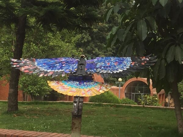 Các nhà hoạt động làm tác phẩm nghệ thuật từ rác thải trên đỉnh Everest và bán đấu giá ở châu Âu Các nhà hoạt động làm tác phẩm nghệ thuật từ rác thải trên đỉnh Everest và bán đấu giá ở châu Âu - Sputnik Việt Nam